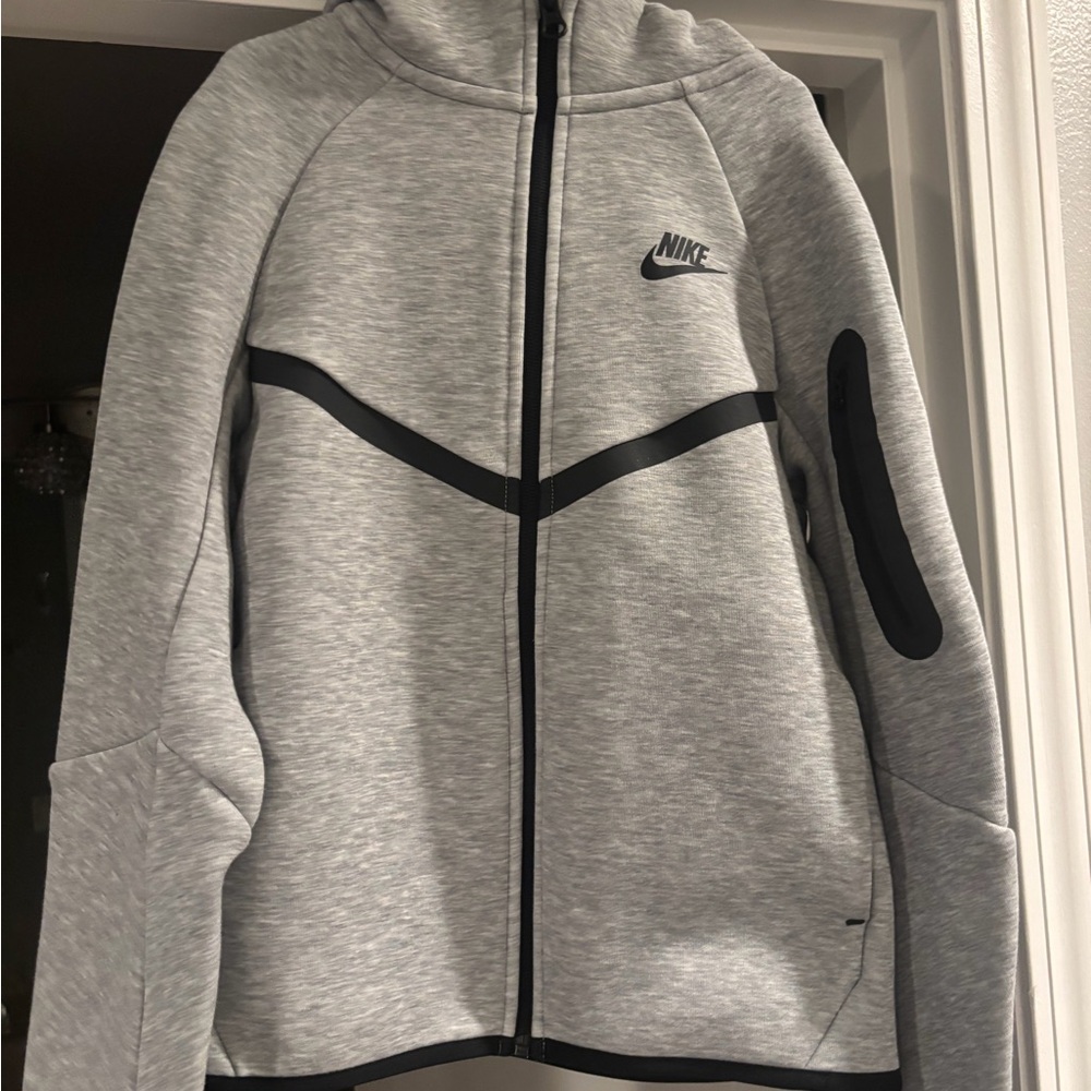 Youth Nike Tech- like new